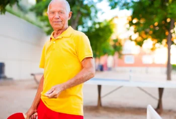 Na stolní tenis není člověk starý ani v osmdesáti. Procvičuje schopnosti, které s věkem slábnou, a stačí vám pálka za pár korun
