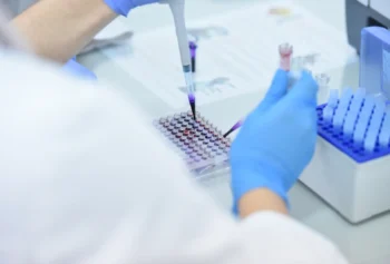 Jedna zkumavka může převrátit rodinnou historii. DNA testy odhalují nečekané příbuzenské vazby