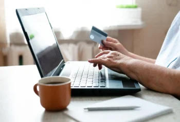 E-shop slibuje snadné vrácení zboží. Senior pak zjistí, že potřebuje tiskárnu, aplikaci a ještě musí dojít na pobočku