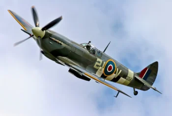 Létali na něm českoslovenští stíhači RAF. Po 80 letech se legendární Spitfire vrací na české nebe, veřejnost ho může zahlédnout nad Prahou