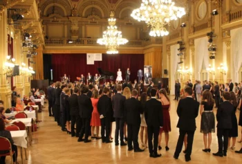První tanec, první pozvání, někdy i první láska. Taneční kdysi spojovaly celé generace, dnes zvyk pomalu upadá