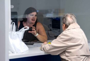 Tisícům lidí nedorazila superdávka, ocitli se v existenčních problémech. Úřad poradil, jak mají postupovat