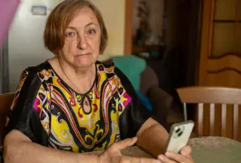 Babička vezme mobil do ruky jen na chvíli a nakonec je na něm celý den. Závislosti na displejích propadá i starší generace
