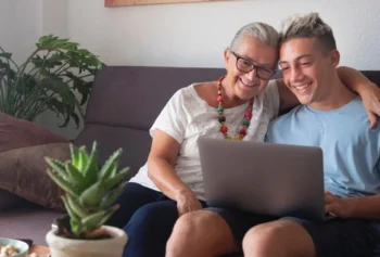 „Jen si u tebe nahlásím adresu.“ Babička dovolila vnukovi přihlásit si u ní trvalý pobyt, o pár dní později jí na dveře klepal exekutor