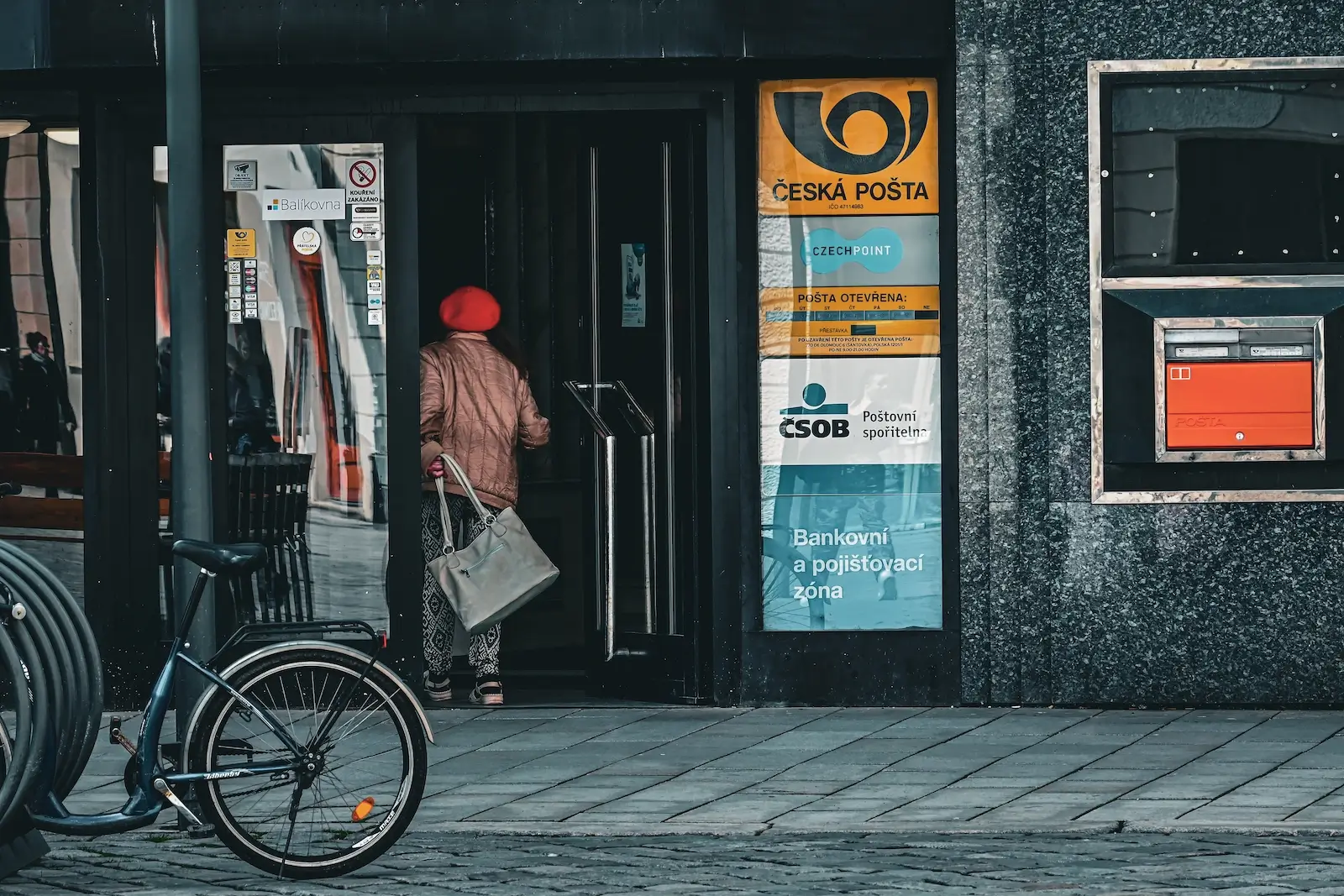 Jednou měsíčně můžete vybrat hotovost na poště zdarma.
