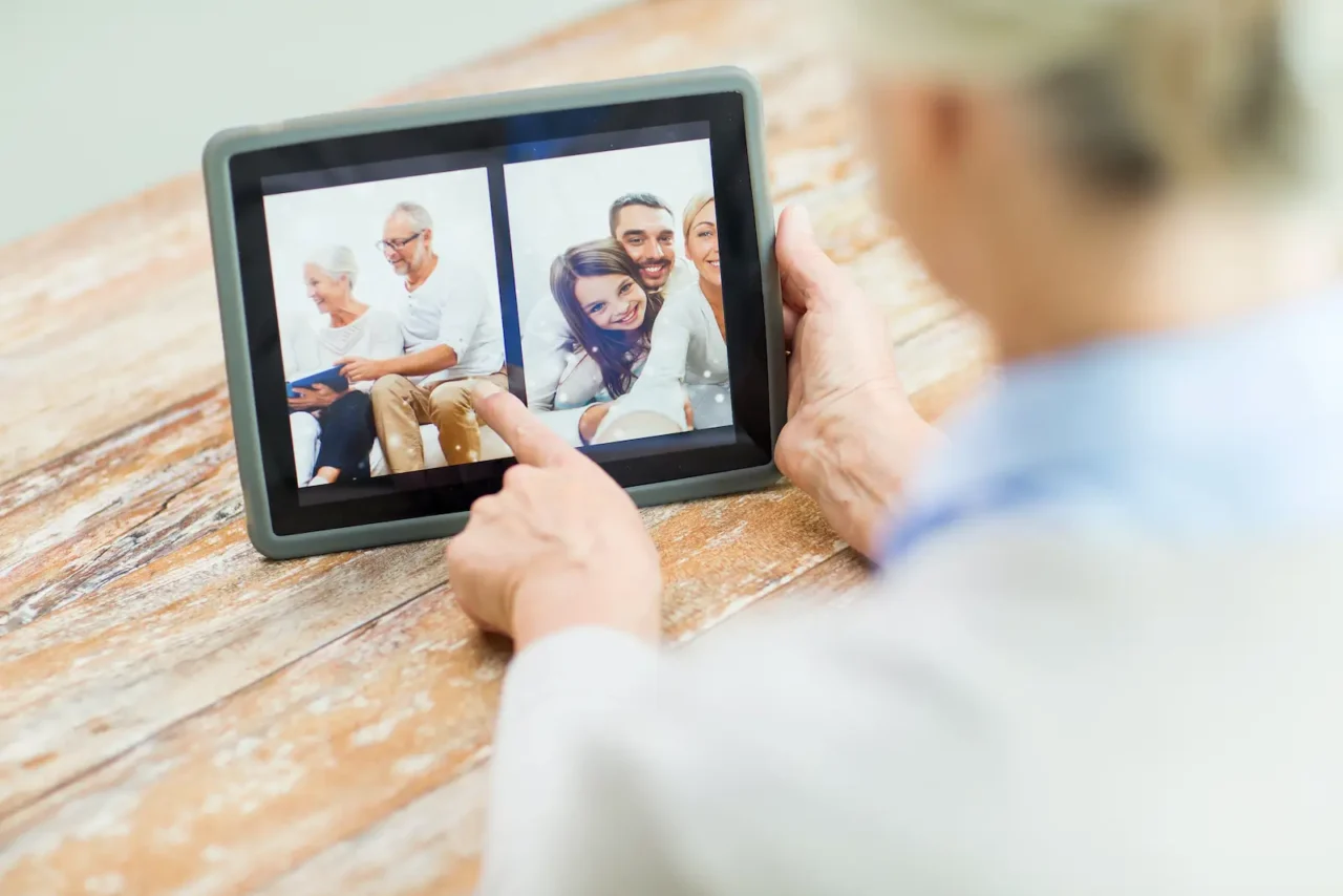 Digitální fotorámeček může zobrazovat nové fotky od rodiny.