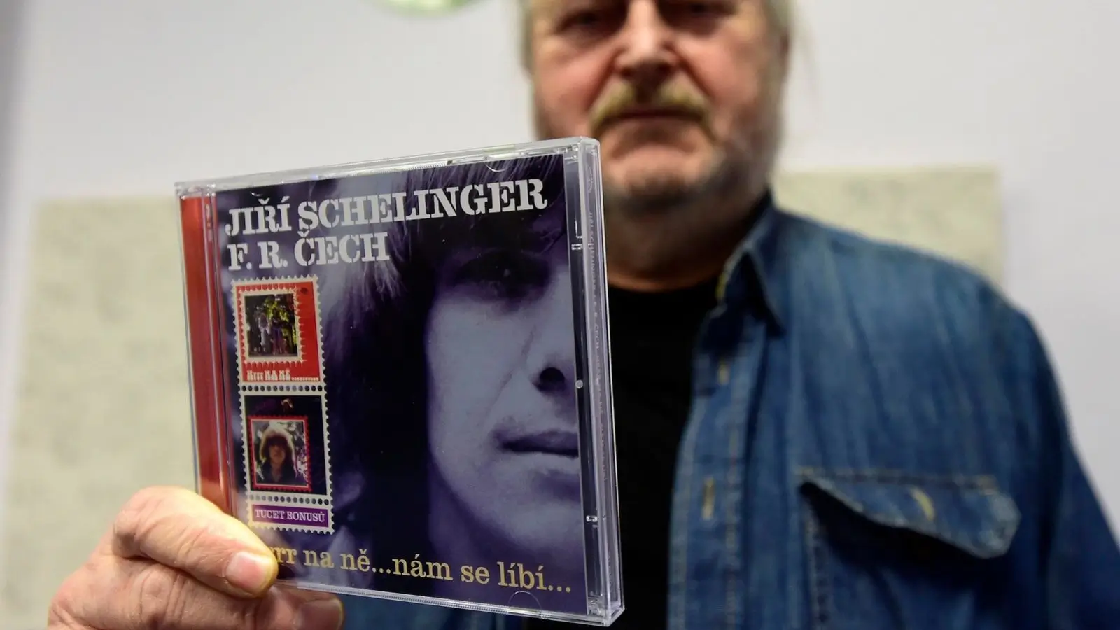František Ringo Čech s deskou Jiřího Schelingera.