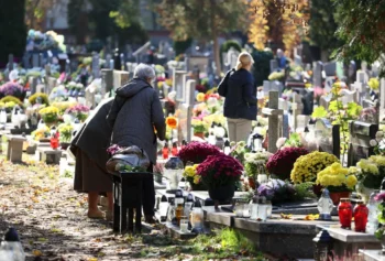Přijdete na hřbitov zapálit svíčku a odejdete bez kabelky. Na Dušičky mají zloději žně, policie doporučuje toto jednoduché opatření