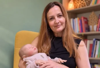 „Ztráta paměti neznamená, že člověk přestává cítit.“ Terapeutické panenky budí rozpaky, lidem s demencí ale mohou přinést klid a pocit bezpečí