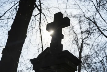 Zlomený sloup na hrobě není náhoda. Staré hřbitovy ukrývají symboly, kterým dnes málokdo rozumí