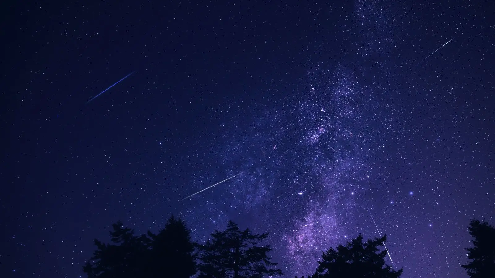 Padající meteory nabízejí krásnou podívanou.