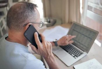 V říjnu si zkontrolujte fakturu za telefon. Oblíbený operátor zdražil, aniž by si toho většina zákazníků všimla