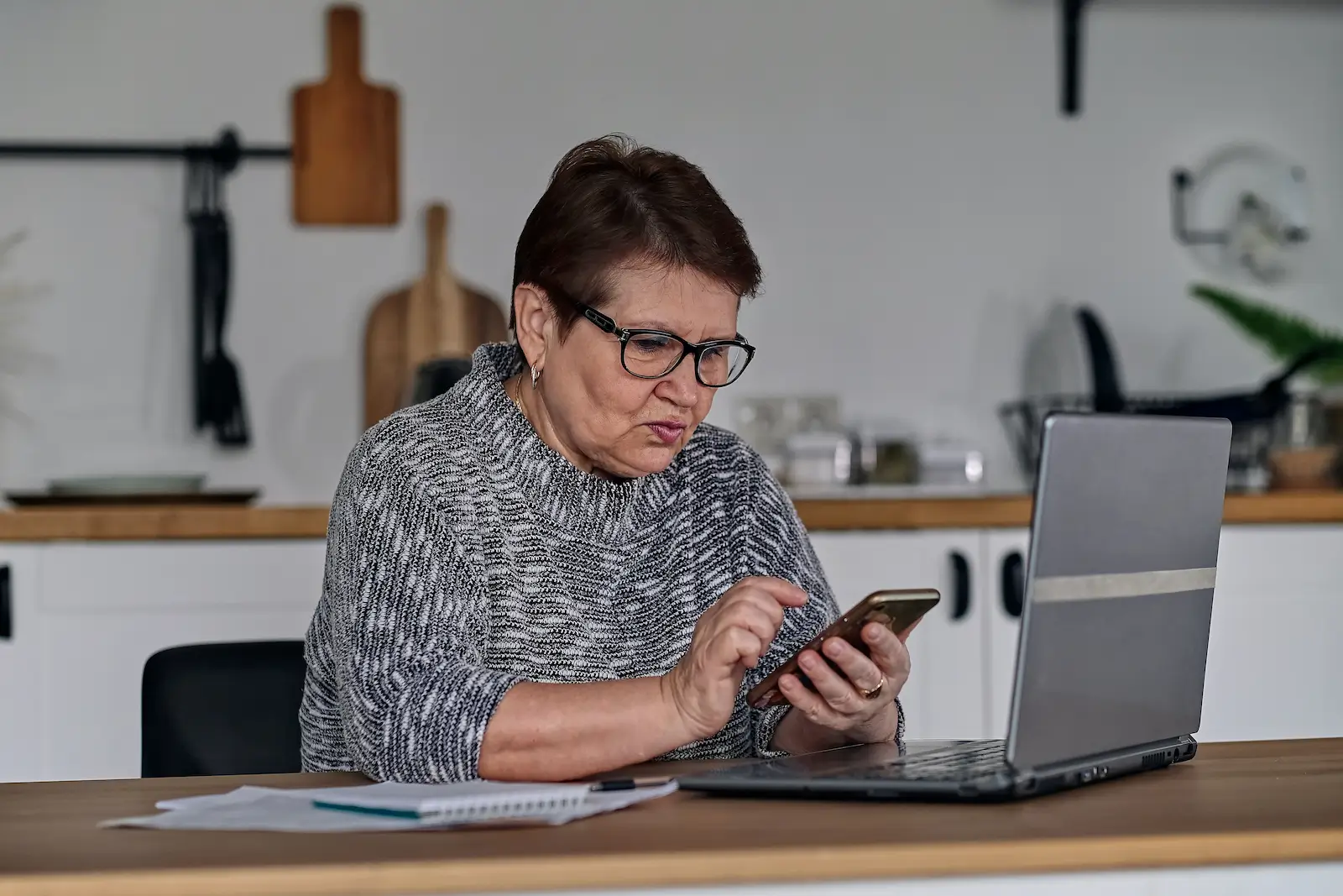 Žena si ověřuje podezřelou nabídku.