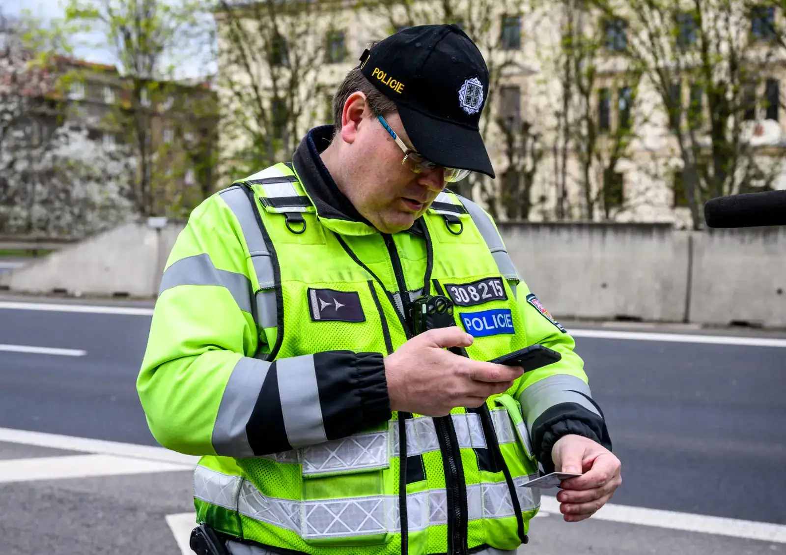 Policista kontroluje platnost průkazu.