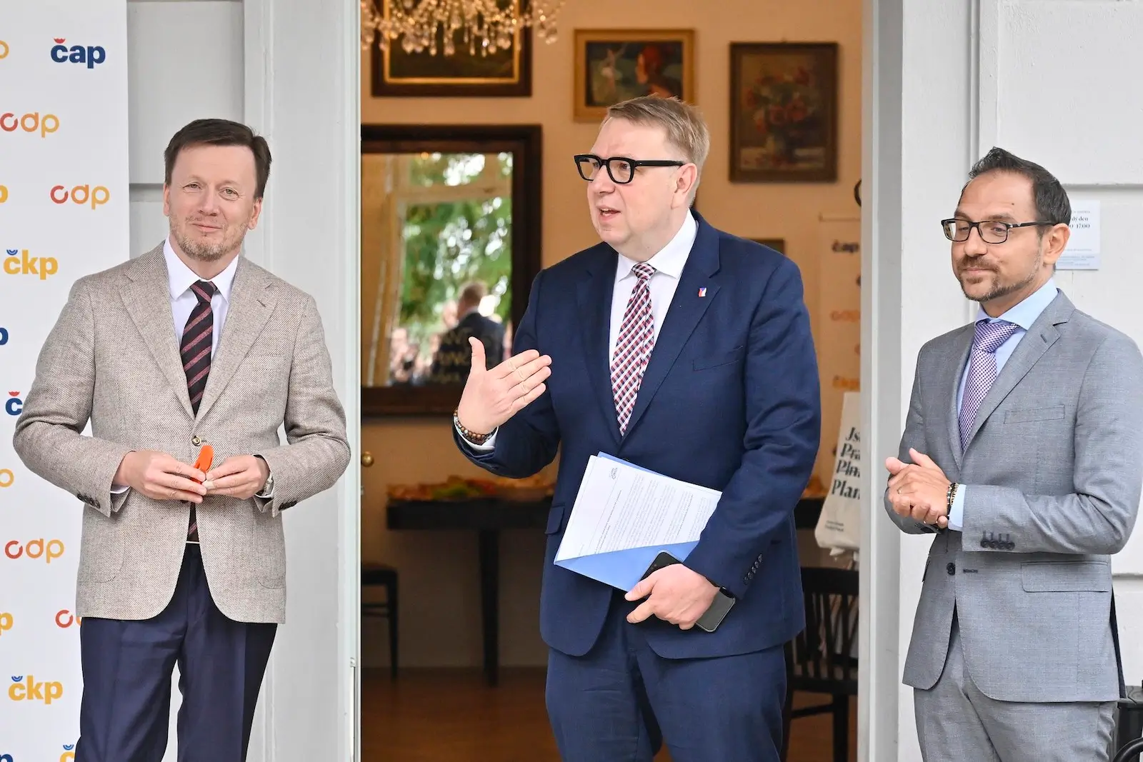 Náměstek a předseda komise David Pospíšil (vpravo) s ministrem Juchelkou. 