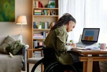 Lidé se často bojí nastoupit do práce, aby nepřišli o invalidní důchod. Vydělávat ale mohou i při třetím stupni invalidity