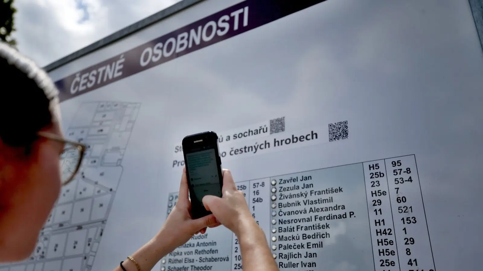 QR směřující na informace o osobnostech.
