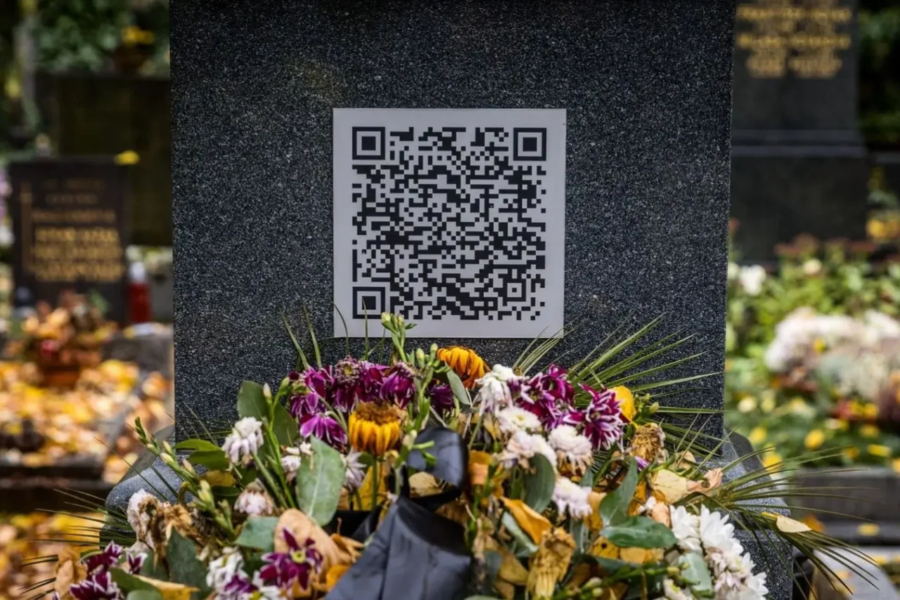 QR kód na náhrobku.