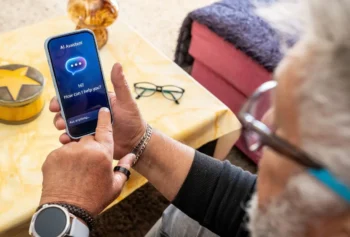 Senioři objevují umělou inteligenci. Ulehčí jim řadu věcí, je ale potřeba vědět, kdy je lepší jí nevěřit