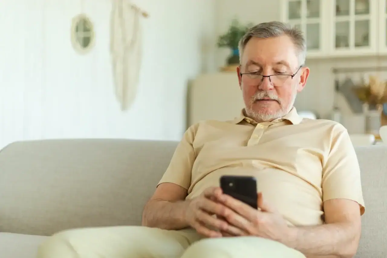 Telefon může člověk během dne kontrolovat téměř automaticky.