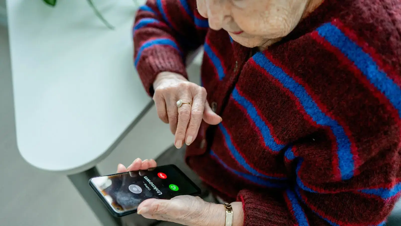 Seniorce volá neznámé číslo.