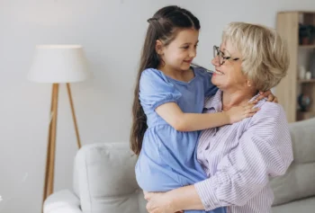 Hlídají děti, bydlí zdarma a u toho poznávají cizí zemi. Tisíce seniorek se vydávají do světa jako au pair