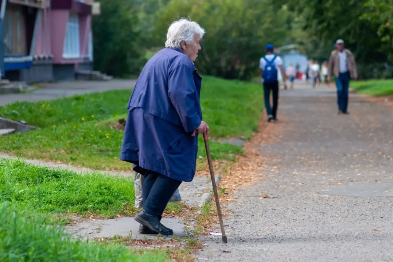 Seniorka o berlích jde na nákup.