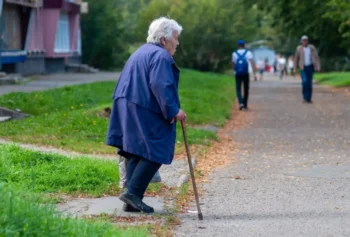 Raději se trápí sami, než aby požádali o pomoc. Pro některé seniory je závislost na druhých těžko přijatelná