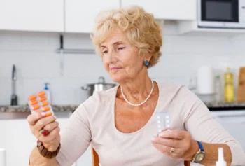 Léky ukrajují seniorům z důchodu tisíce korun. Některým výdajům se přitom mohou vyhnout