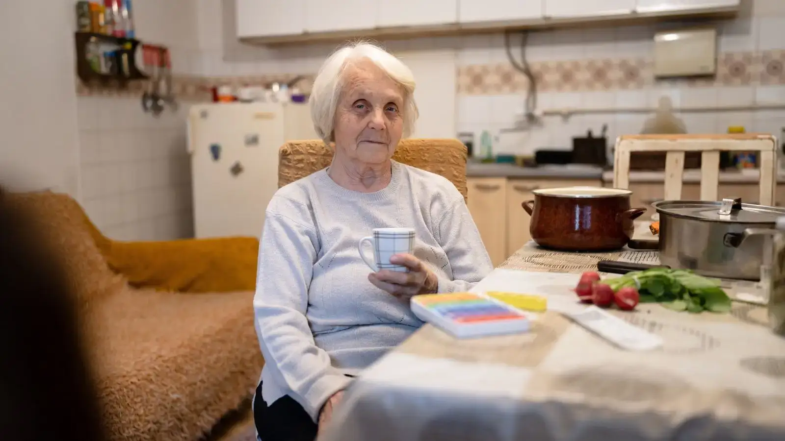Seniorka žijící ve skromném bydlení.