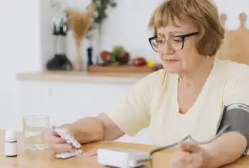 Léčba vysokého tlaku může způsobit opačný problém. Seniorům se sníží natolik, že musí znovu vyhledat lékaře