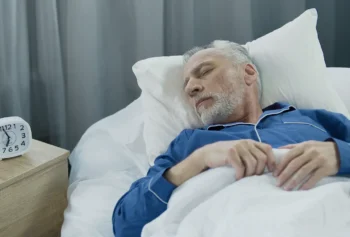 Pro někoho hodina spánku navíc, pro jiného několik dní potíží. Změna času může seniorům rozhodit biorytmus i užívání léků